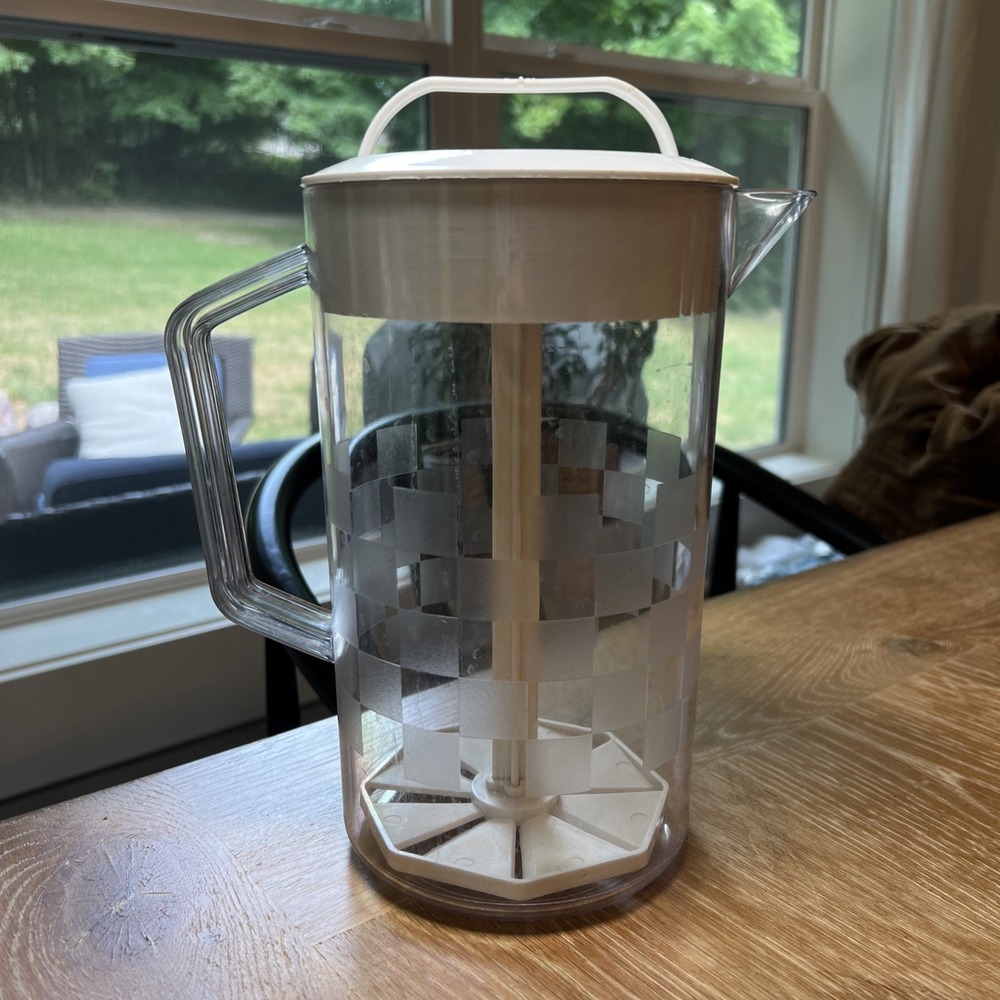 Pampered Chef 2270 Quick Stir Pitcher & Lid 2 Quart Capacity